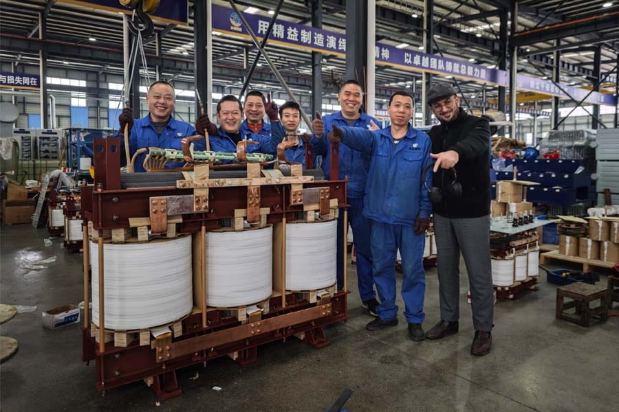 UAE customer took a picture with the Zhongxin General assembly team in it's transformer workshop