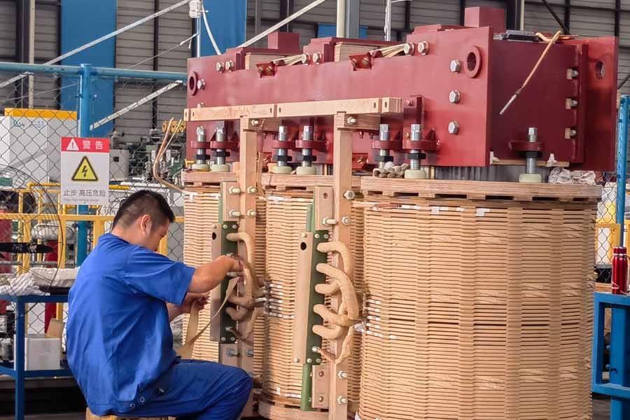 16000kVA oil-immersed transformer lead insulation wrapping in progress — Zhongxin General factory