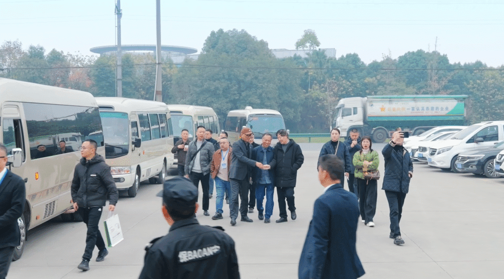 Li Jianming (State Grid Chief Expert) and Li Xianming (Zhongxin Chief Engineer) discuss at factory tour