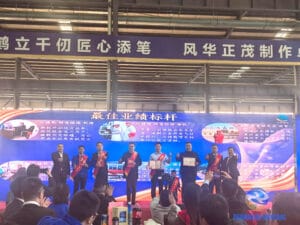 Chairman Li Xia and General Manager Zhang Shaokuan jointly presenting Best Performance Benchmark Award at 2026 gala