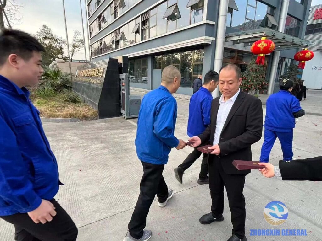 Zhongxin General Deputy General Manager Zhou Shunyu distributing Spring Festival red envelopes to employees on the first day back, February 2026
