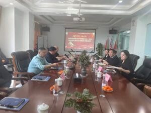 Zhongxin General Electric sales team and Vice General Manager Xia Fawan in conference room discussion with Guizhou Bijie phosphate-coal chemical project delegation