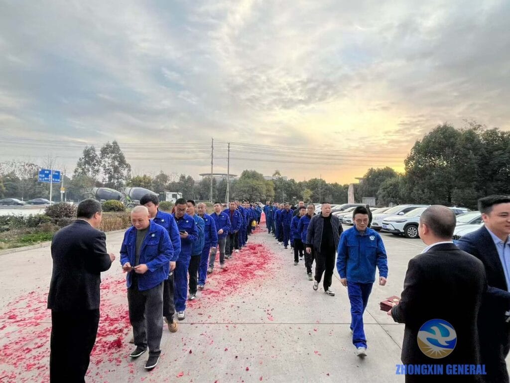 Zhongxin General employees lining up to receive traditional red envelopes and enter the factory on the first workday of 2026