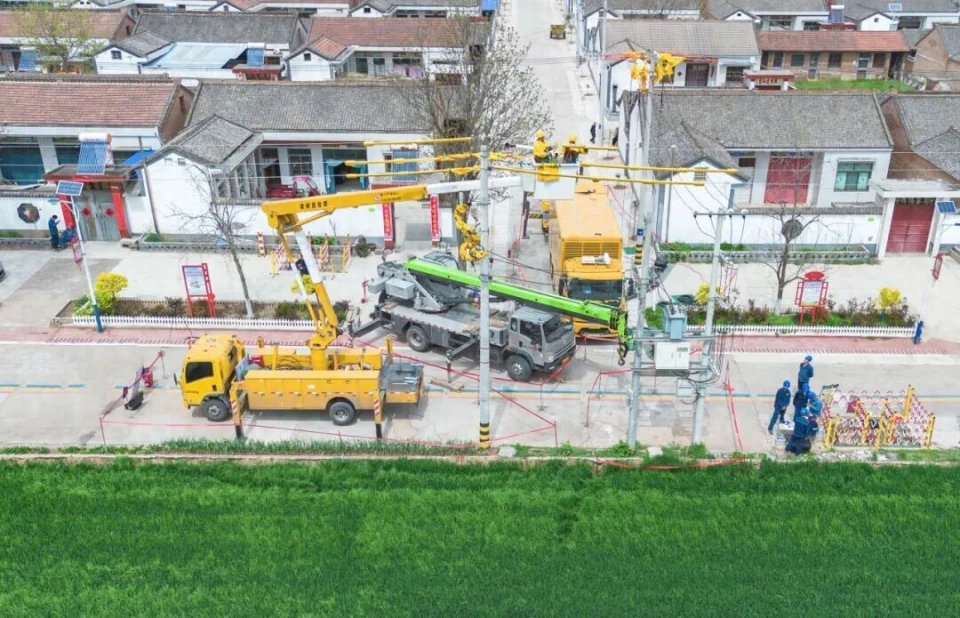 Three specialist vehicles deployed for live transformer replacement — mobile substation, crane, and insulated bucket truck, Baoji Shaanxi 2026
