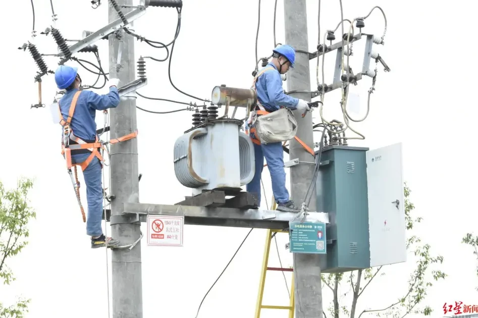Crane removing old pole-mounted distribution transformer after isolation — live transformer replacement operation, Shuangliu Chengdu 2023