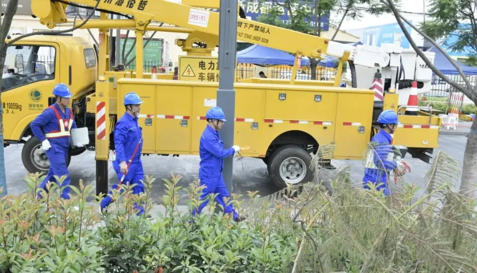Insulated aerial work platform truck and crew arriving at work site for live transformer replacement operation — Shuangliu District Chengdu 2023