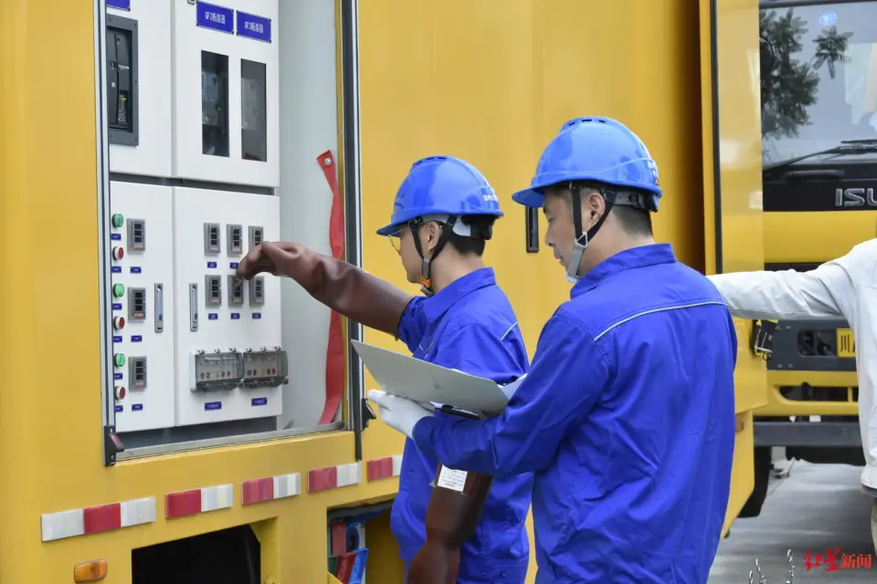 Operator closing LV panel switch on mobile box-type substation to transfer load — zero-downtime transformer replacement, Shuangliu Chengdu