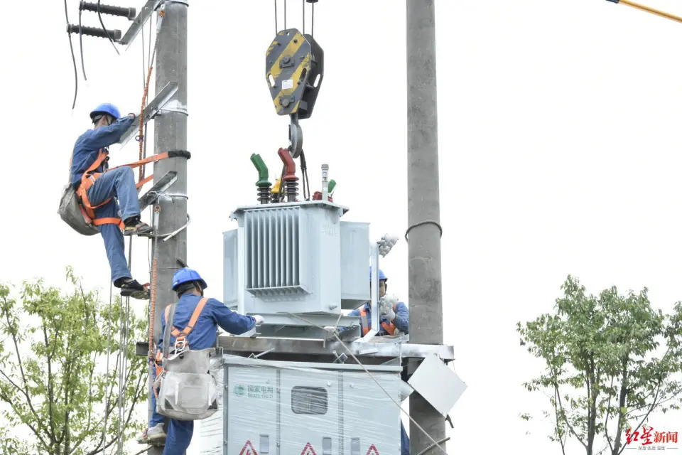 New transformer being installed on pole mounting — zero-downtime replacement operation, Shuangliu District Chengdu