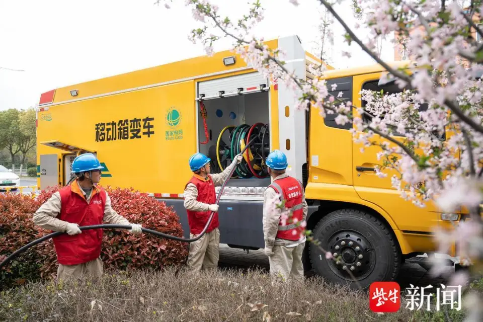 Crew deploying flexible cables to mobile box-type substation vehicle — industrial zone live transformer replacement, Wuxi Jiangsu 2023