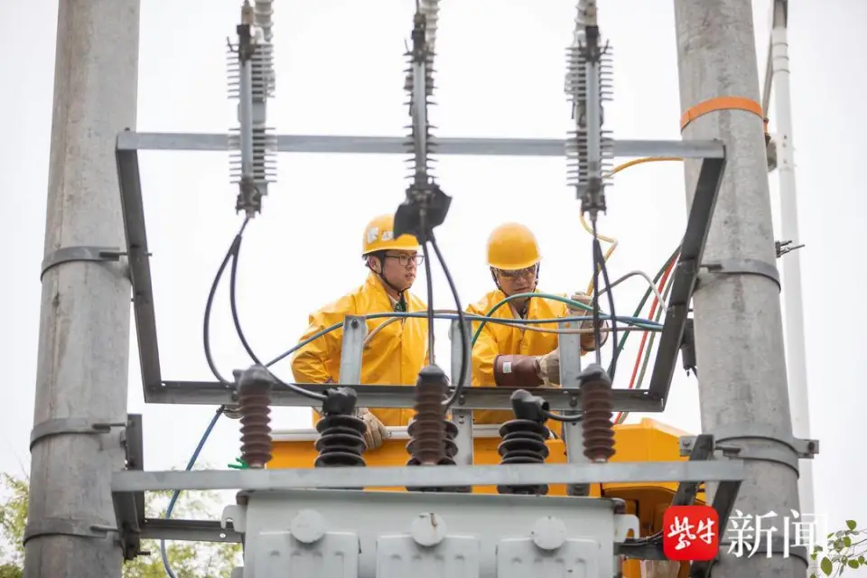 Insulated bucket truck operator isolating original transformer under live-line conditions — 20kV mobile substation operation, Wuxi Jiangsu 2023