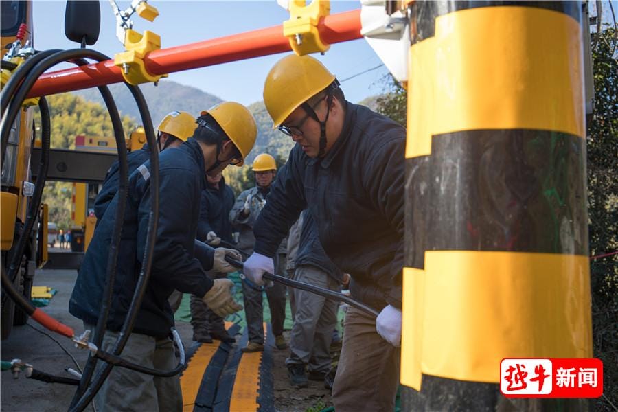 Ground crew laying flexible HV cables from overhead tap-off to mobile box-type substation — Xinchang County Zhejiang live replacement 2020