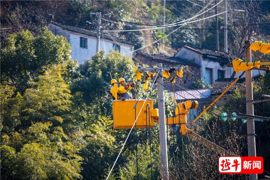 Operator in insulated bucket truck taking HV supply for mobile substation at overhead line — Xinchang County Zhejiang 2020