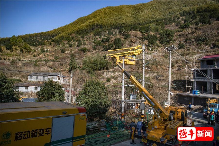 Full site overview of live transformer replacement operation showing mobile substation vehicle, crane, and insulated bucket truck — Xinchang County Zhejiang 2020