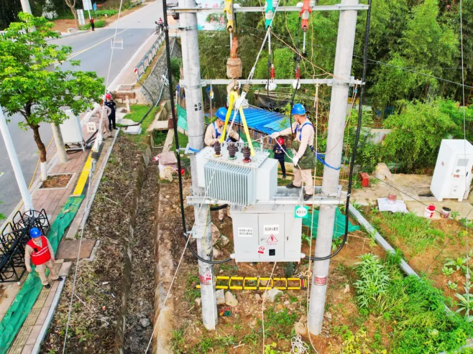 New oil-immersed transformer being positioned onto double-pole mounting structure — zero-downtime replacement, Yongding Fujian April 2024