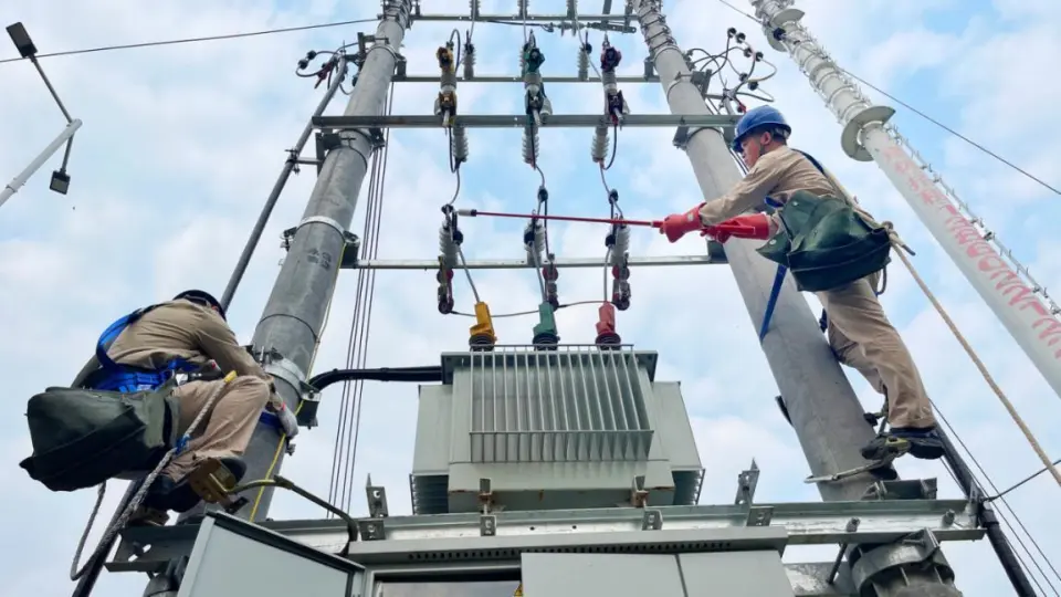 Crew checking energization status of newly installed transformer — final phase of zero-downtime replacement, Yongding Fujian 2024