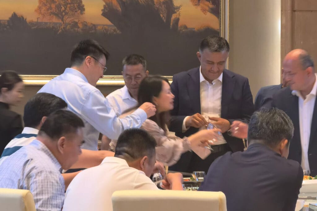 Chengdu Commercial Association member enterprise representatives toasting the Deputy Governor of Jizzakh Region and the Mayor of Jizzakh City at the evening banquet, May 22, 2026, Chengdu