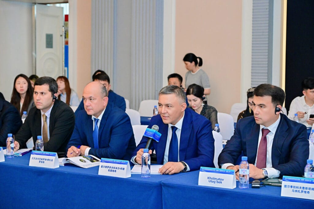 Mayor of Jizzakh City HOLMURODOV KOMIL ADHAMOVICH answering investment questions from Chengdu Commercial Association member enterprises at the May 22, 2026 investment promotion session in Chengdu
