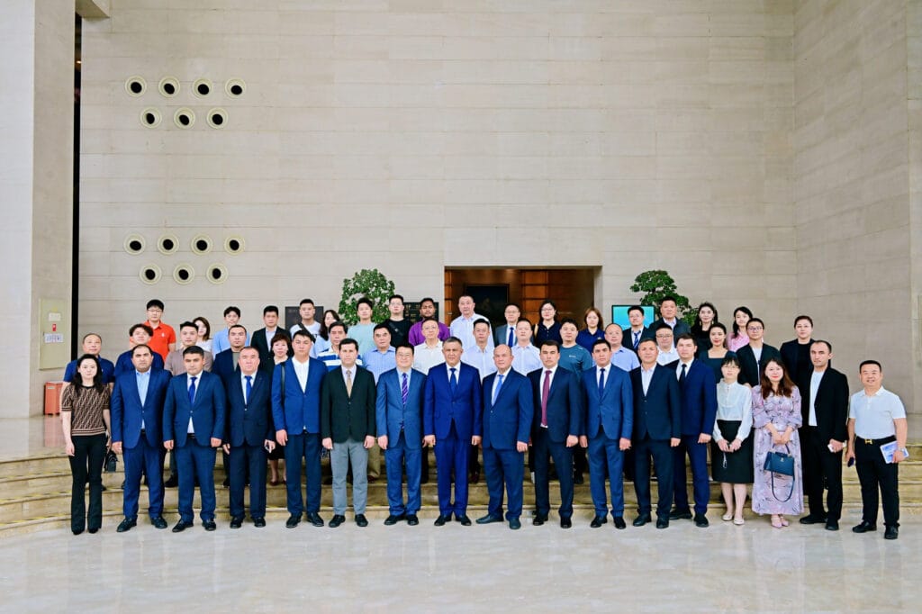 Group photo of all attendees at the Jizzakh State and City Government investment promotion event hosted by Chengdu Commercial Association, May 22, 2026, including Zhongxin General representatives