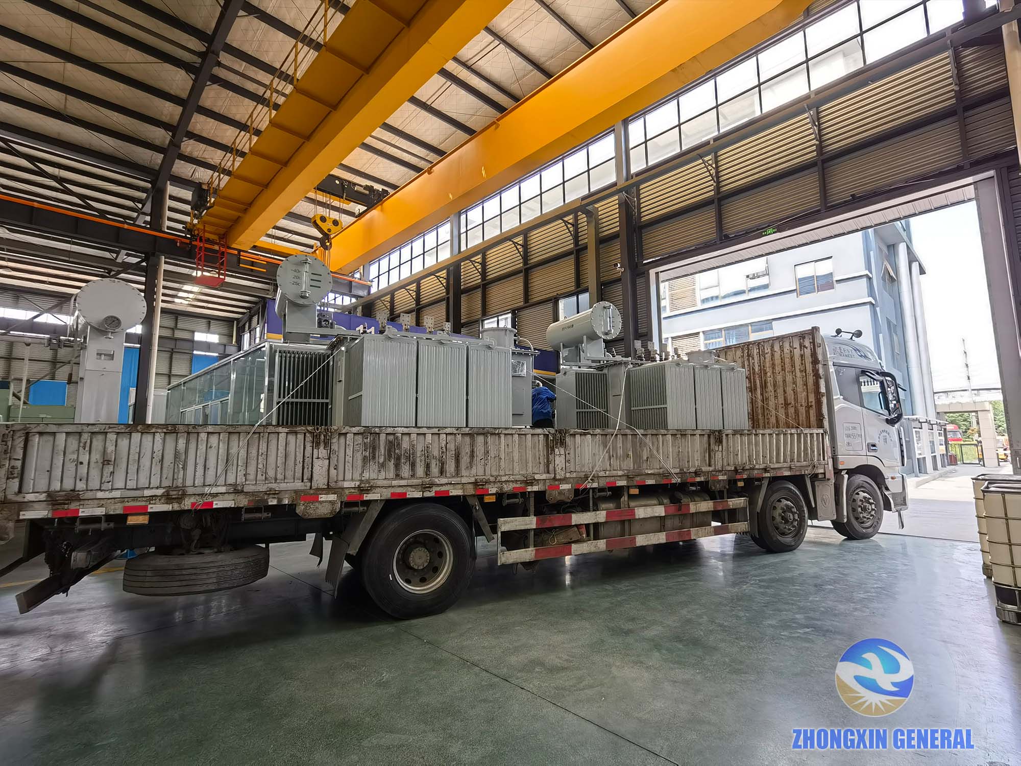2000 kVA oil-immersed transformer loaded on truck ready for dispatch — Zhongxin General Sichuan factory