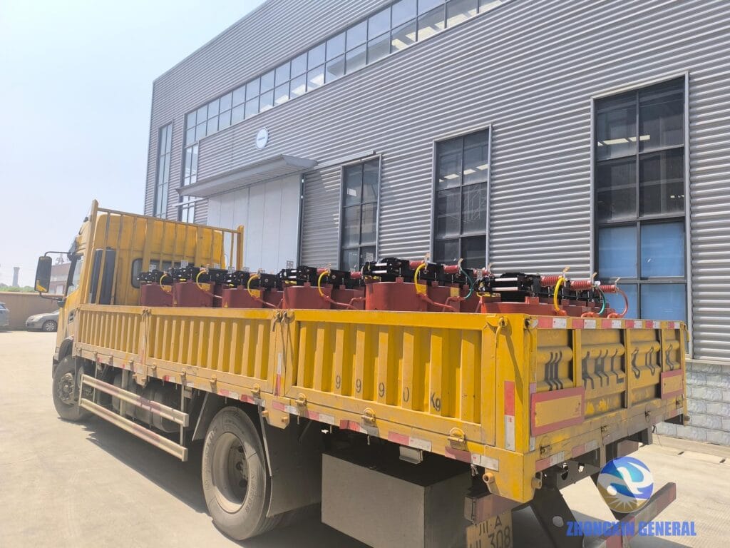 Batch of over ten 1000–2000 kVA all-copper dry-type transformers fully loaded on trucks for domestic delivery — Zhongxin General Sichuan factory
