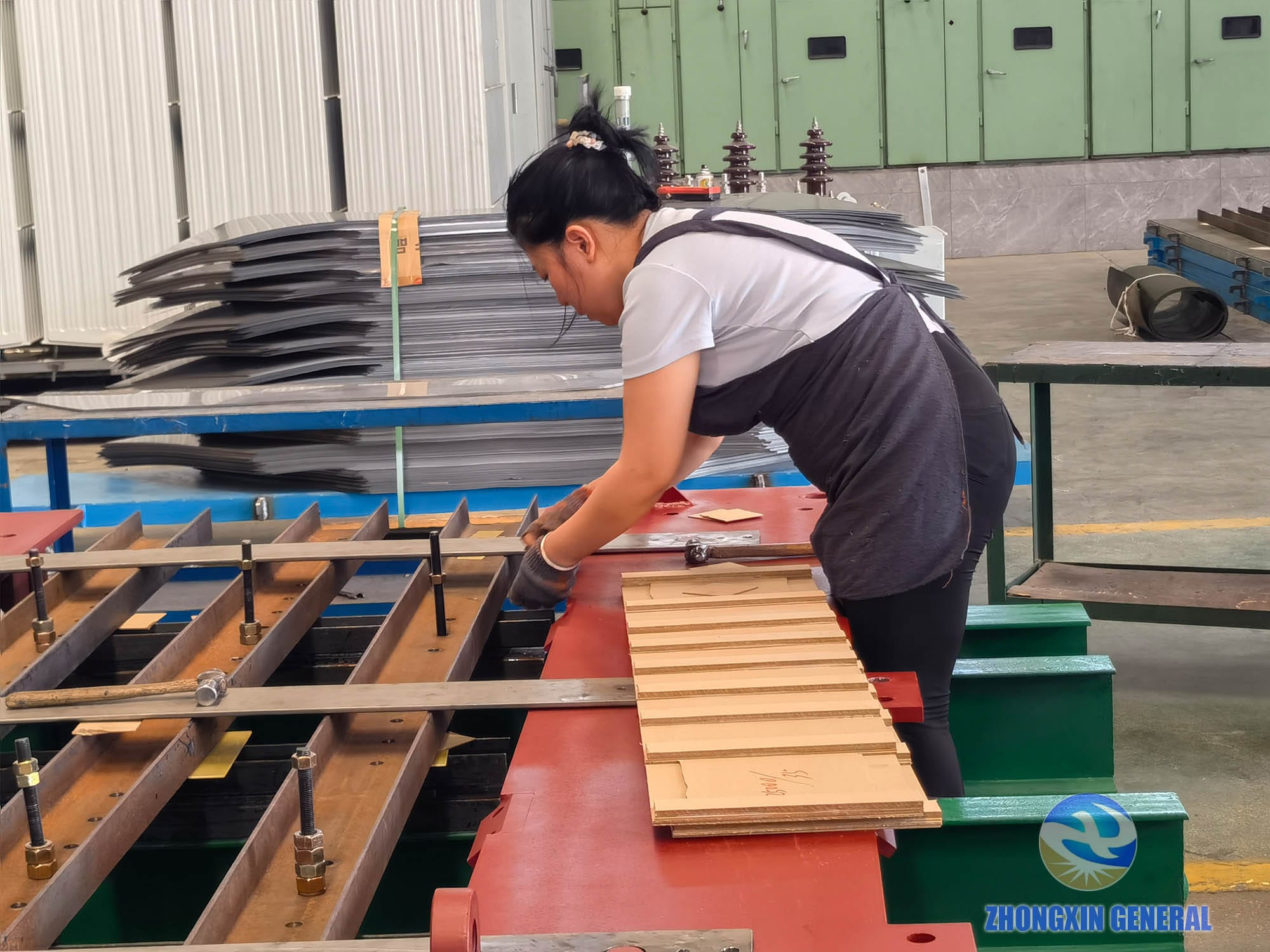 Technician finishing core component of 31500kVA oil-immersed transformer on assembly bench — Zhongxin General