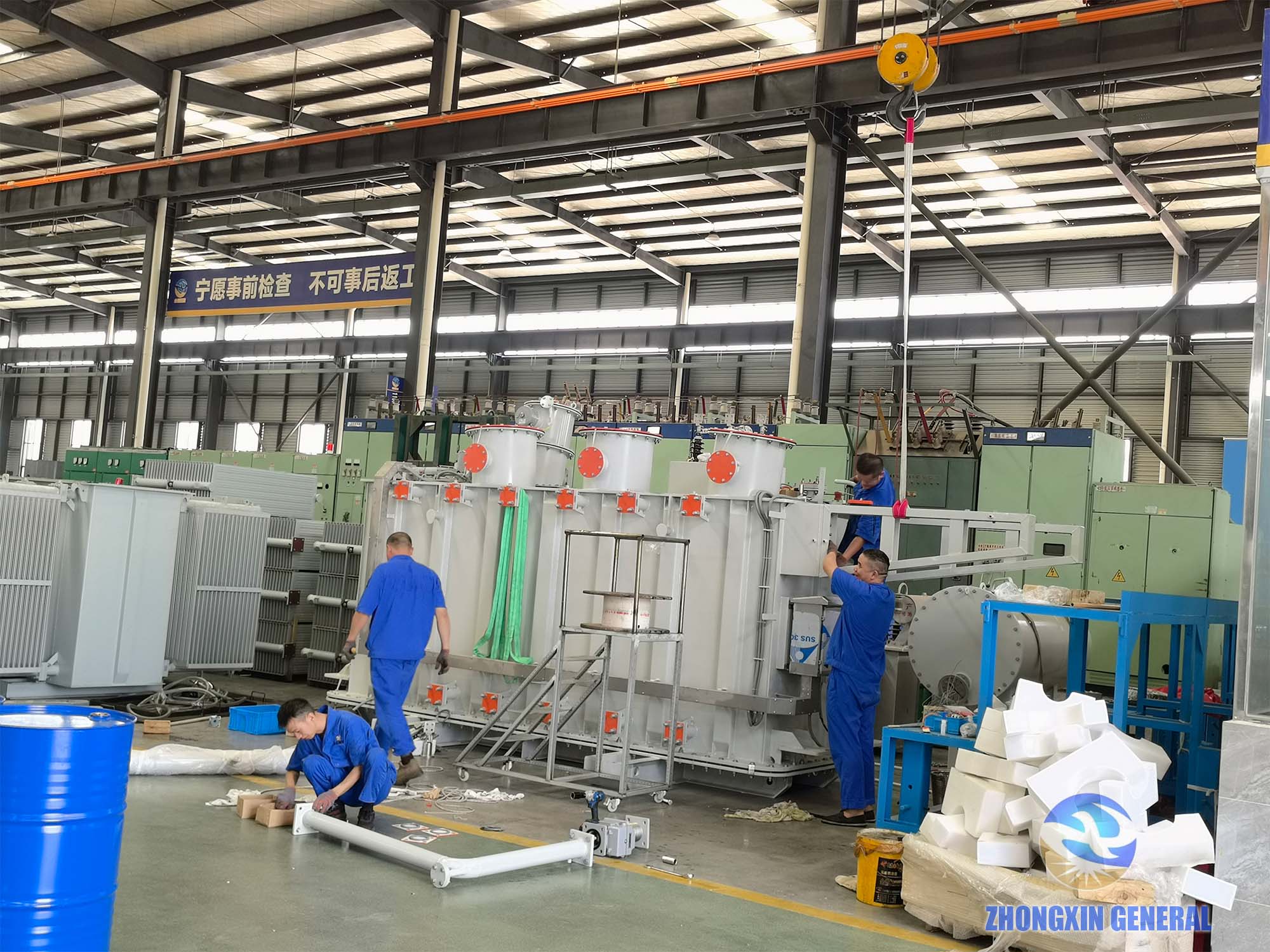 Technicians performing final tank assembly on 8000kVA OLTC transformer — Zhongxin General factory