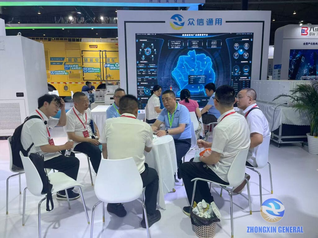 Zhongxin General Deputy General Manager Xia Fawan in discussion with a domestic client