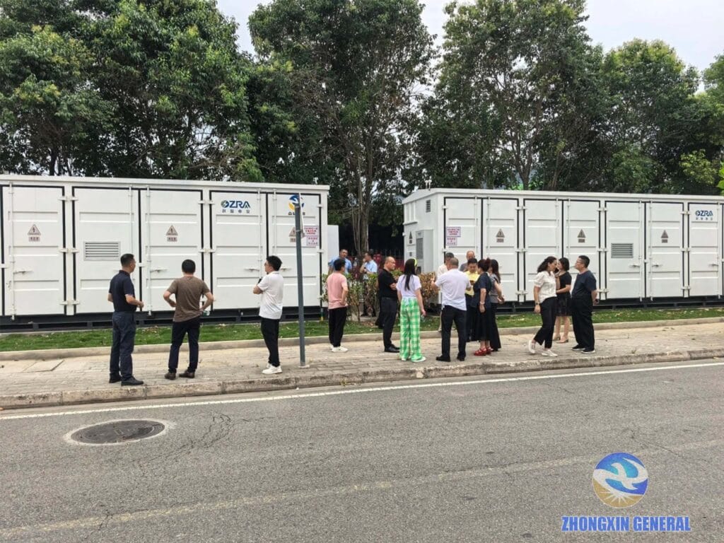 Chengdu Electric Power Industry Association and Chamber of Commerce members visiting the Xinjin user-side energy storage project